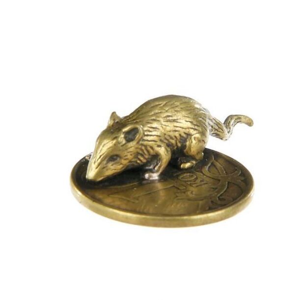 Amuleto del topo della borsa con una moneta per buona fortuna in questioni di denaro