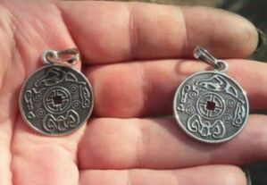 Studio di due amuleti reali in tema di contraffazione